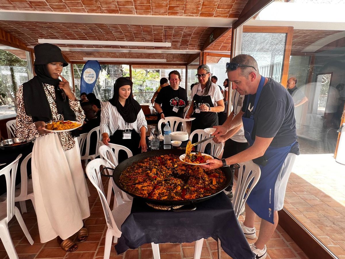 Los jóvenes han degustado la paella en el interior del renovado albergue del Termet de Vila-real.