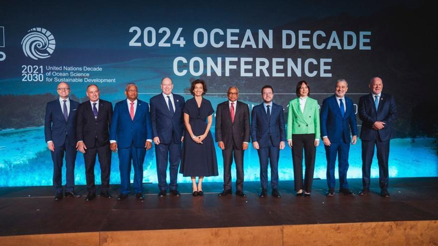 La directora general de la UNESCO, Audrey Azoulay, amb el president de la Generalitat, Pere Aragonès, l'alcalde de Barcelona, Jaume Collboni, la ministra de Ciència, Diana Morant, i Albert II de Mònaco, entre d'altres