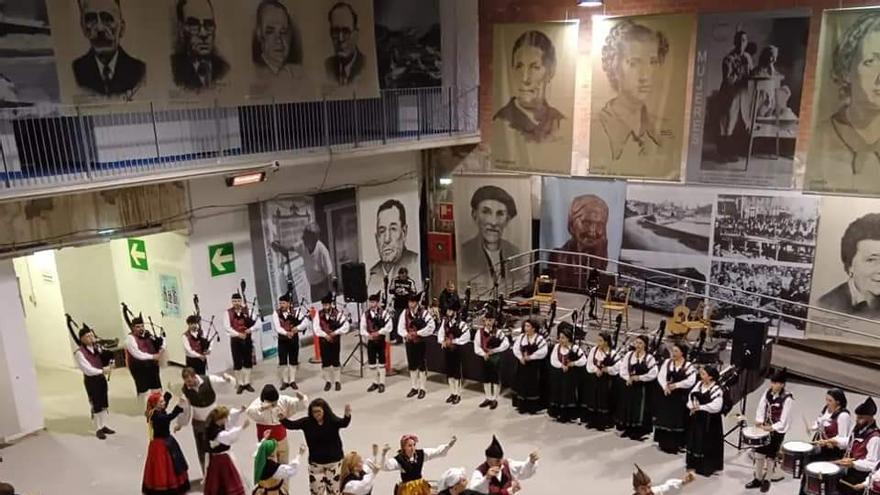 El grupo de baile San Félix celebra 40 años &quot;Llamando a conceyu&quot;