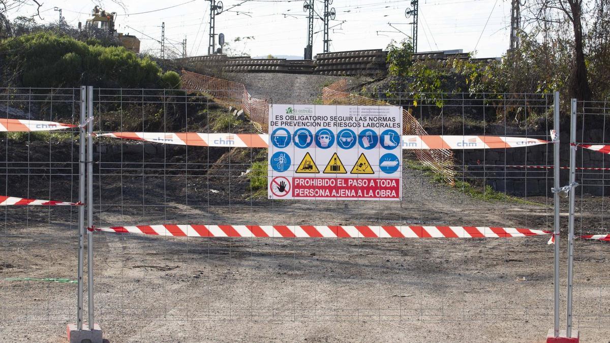 Los nuevos raíles del tren Alcoi-Xàtiva, en una zona acotada de obras en la capital de la Costera.