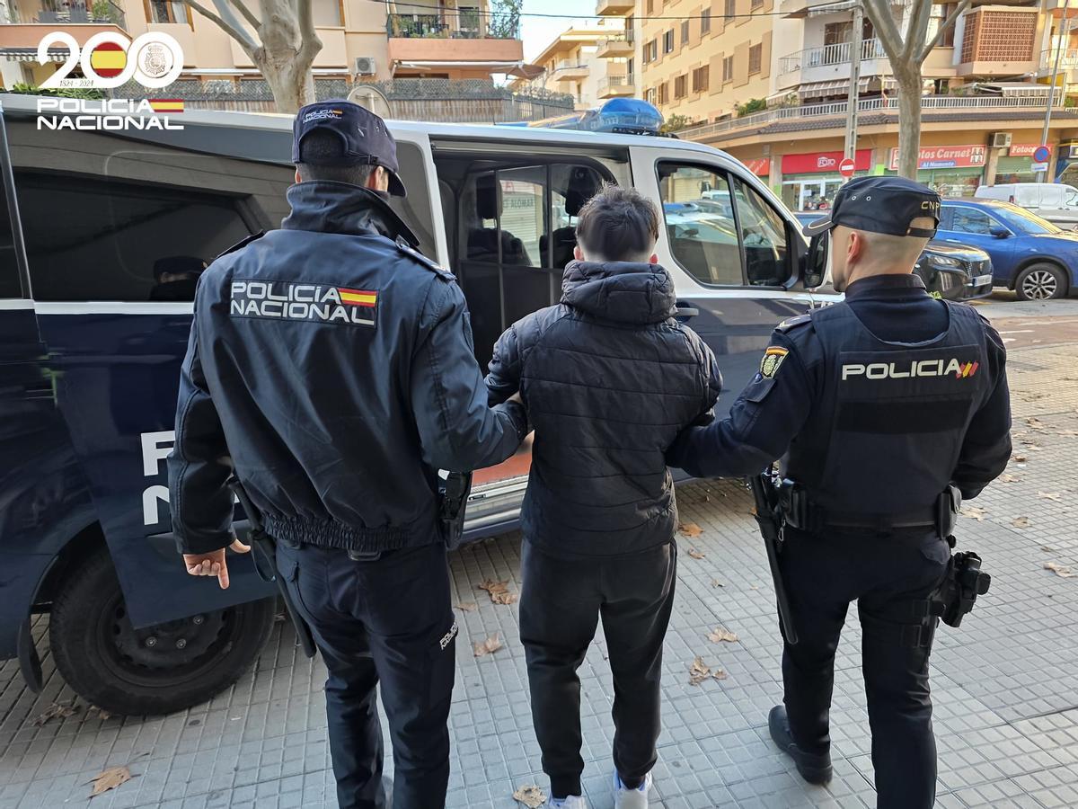 Agentes de la Policía trasladan a uno de los detenidos.