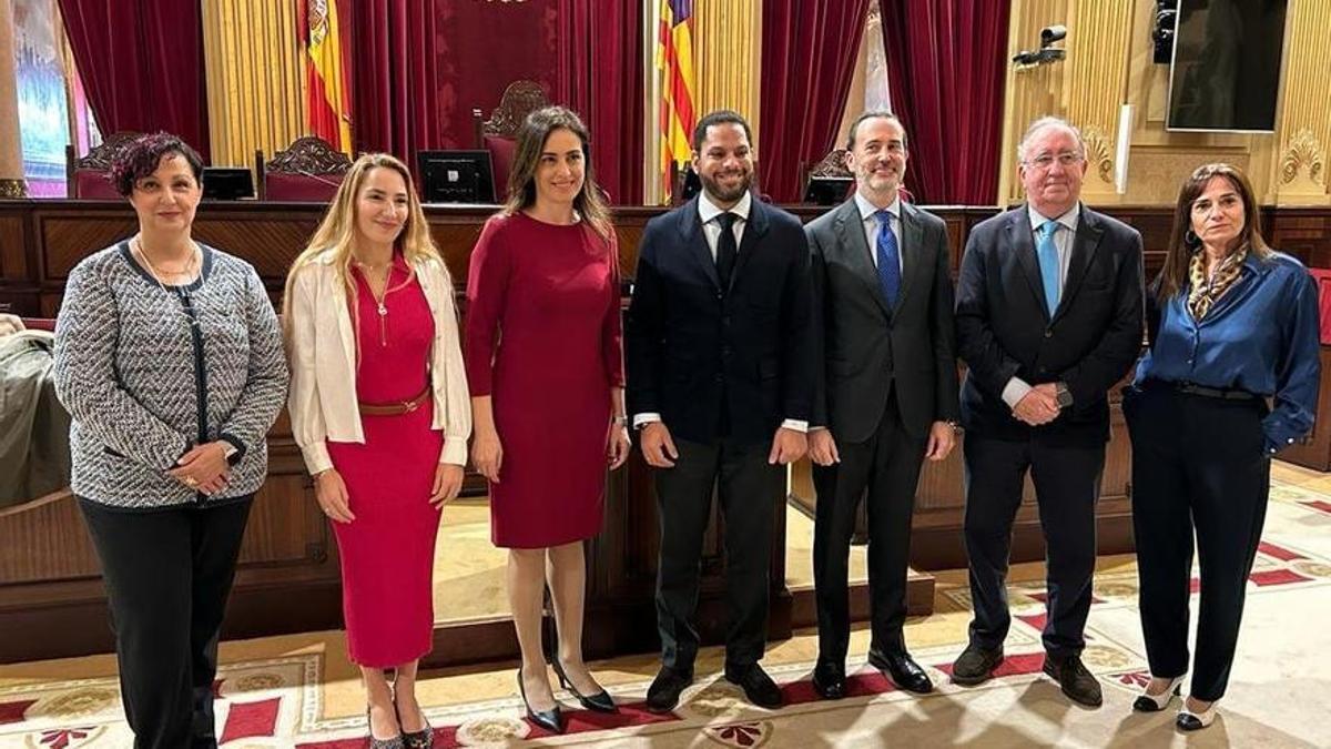 Ignacio Garriga junto a los diputados de Vox en el Parlament.