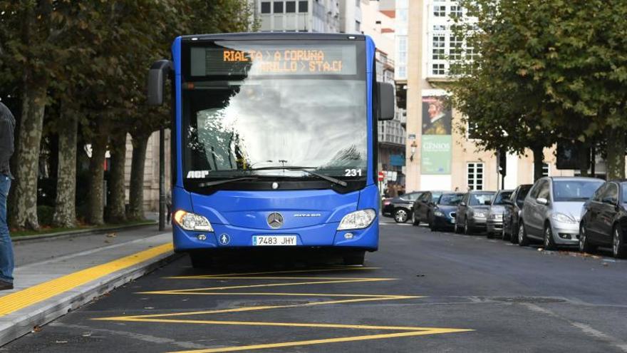 Un autobús metropolitano, en la parada de Entrejardines.