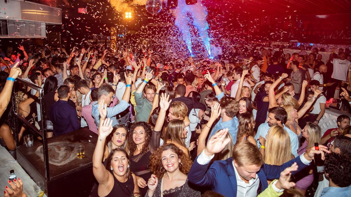 Ambiente de fiesta en la discoteca Sutton.