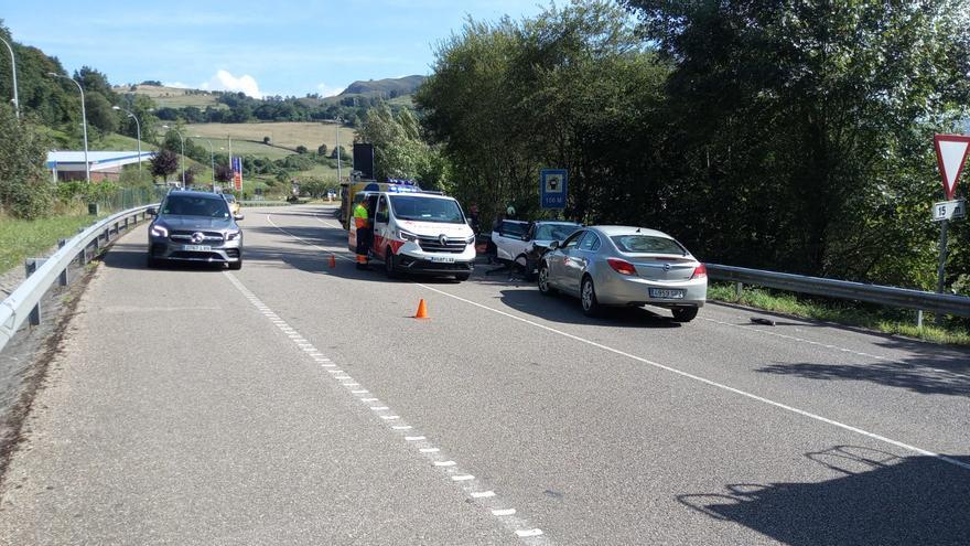 Cinco heridos leves en un choque frontal de dos coches en la variante de Cangas de Onís