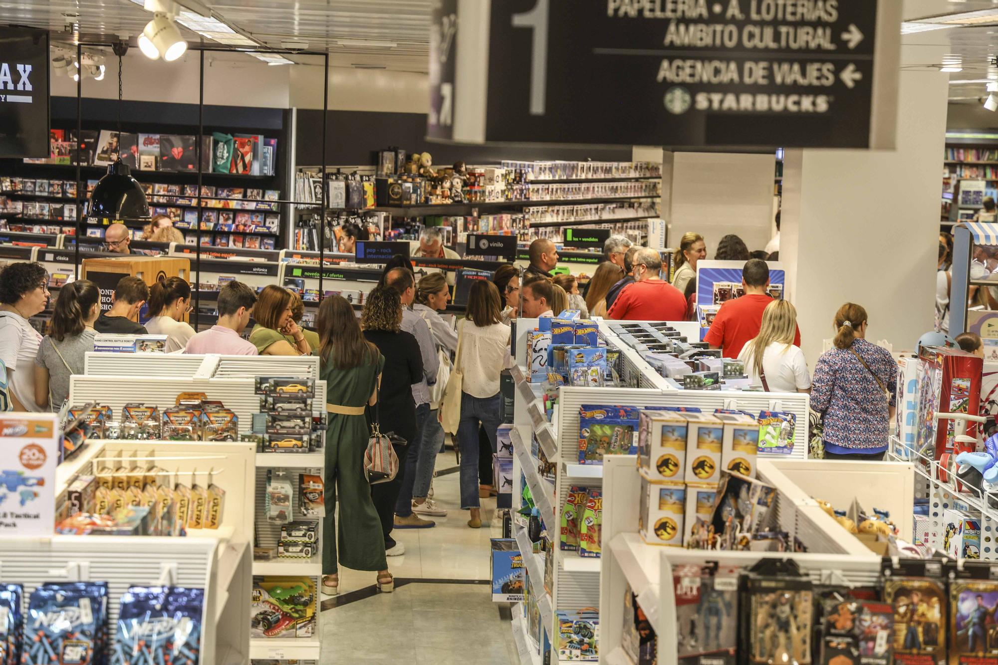 Les Belleas del Foc y sus Damas de Honor firman el Festa de Fogueres en El Corte Inglés