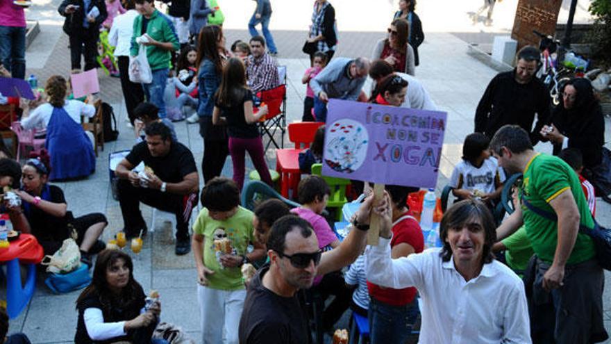 Dous pais sosteñen un dos carteis reivindicativos durante a protesta de onte no Concello.  // Gonzalo Núñez