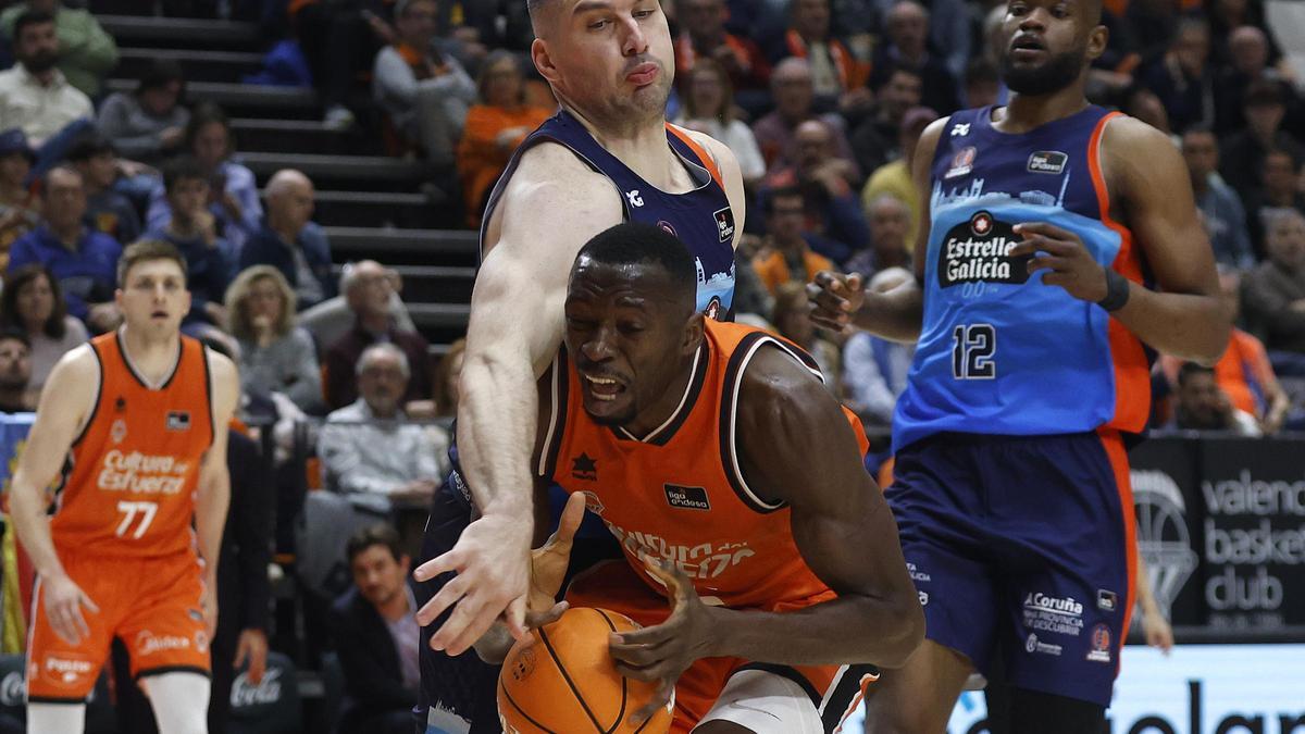 Brimah captura un rebote en presencia de Burjanadze en el Valencia-Coruña.