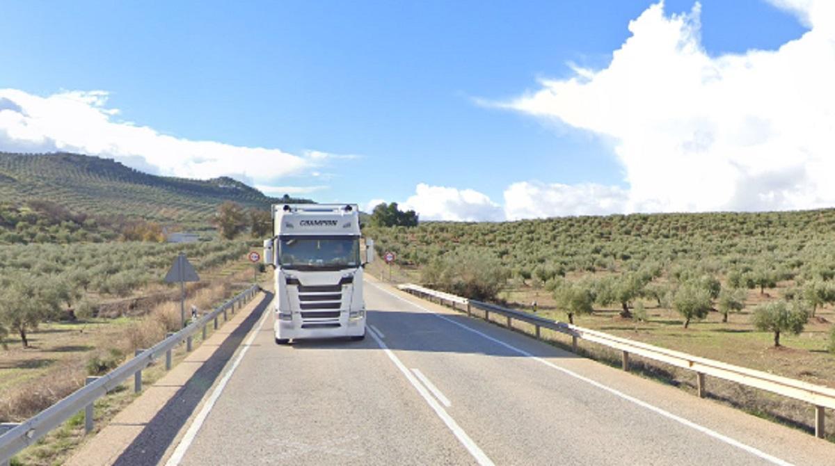 Un tramo de la carretera N 432 entre Espejo y el límite con la provincia de Jaén.