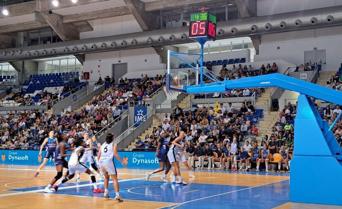 Drei Basketballclubs spielen in der Halle. Hier die Frauen von Azul Marino.  | FOTO: AZUL MARINO