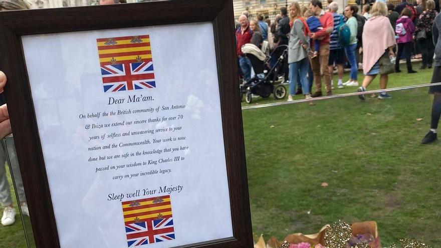 Los británicos de Ibiza dejan un mensaje en el Palacio de Buckingham