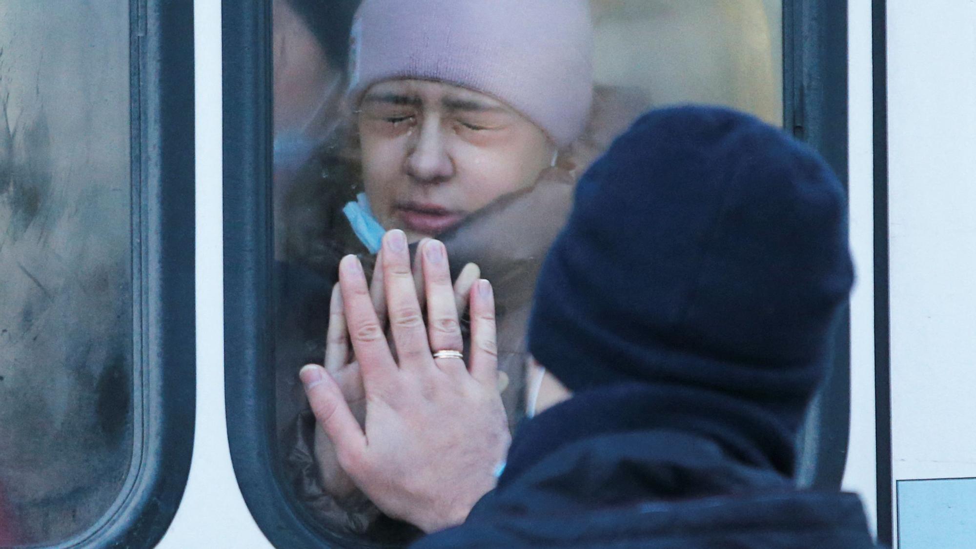 Una mujer se despide de su padre desde la ventana de un autobús con los que se ha evacuado parte de la población de Donetsk.