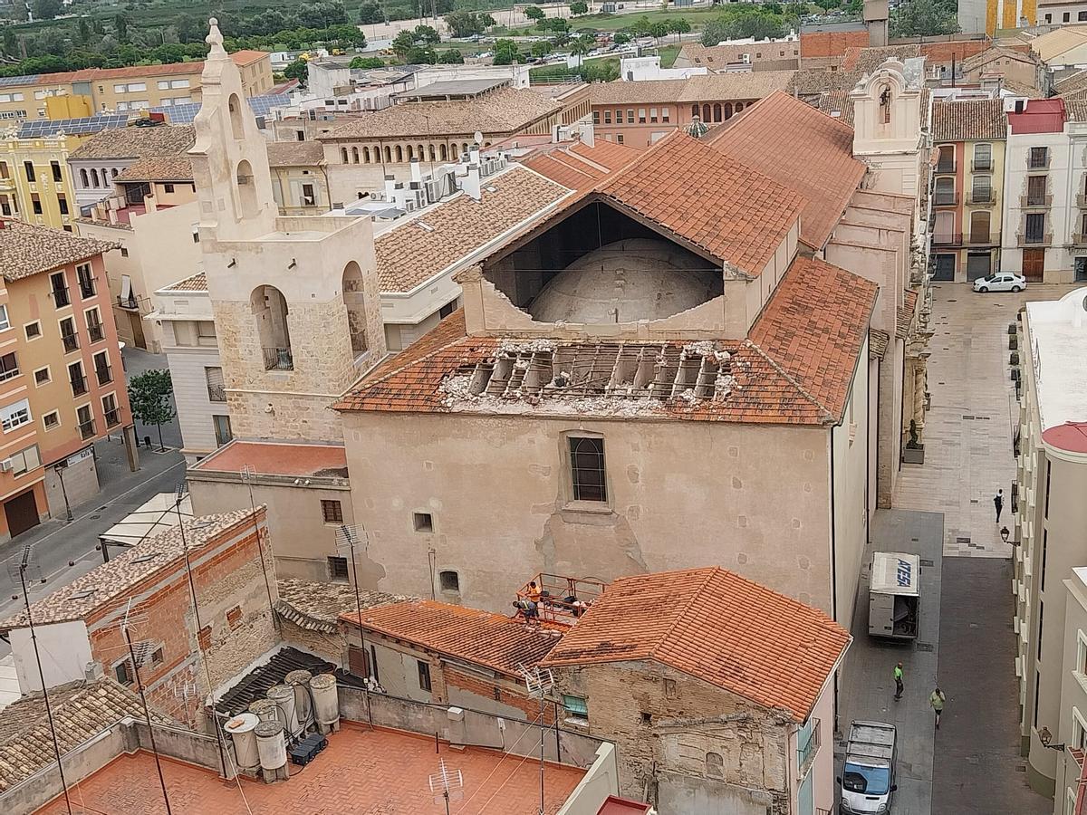 Los operarios, este lunes, reparan las viviendas afectadas por el desprendimiento en Santa Catalina.