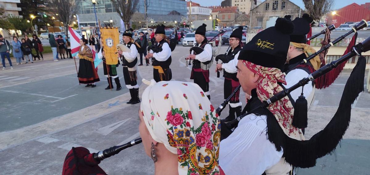 Cangas vivió el folclore en sus calles. Organizado por el Grupo de Danza Pais de San Roque, las plazas de Cangas se llenaron ayer de folclore con el XIII Festival «Folclore na rúa». Abelladeira llegaron desde Ponferrada; los integrantes de San Telmo desde Tui y los de Son de Nós desde la vecina Moaña. Todos juntos dieron muestra del mejor folclore.
