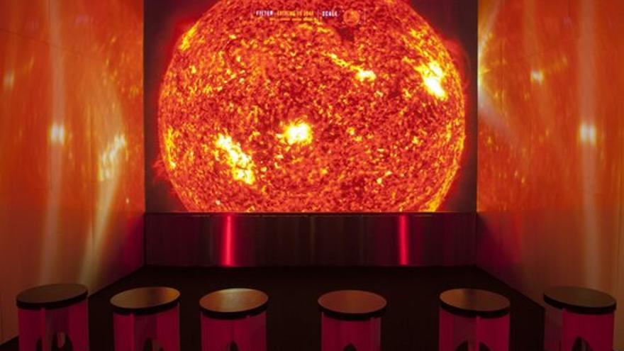 Imatge de l&#039;experiència immersiva a l’exposició &#039;El Sol&#039; al CosmoCaixa