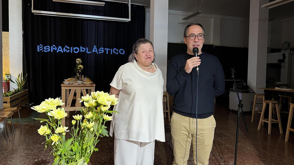 Aurelia Medina y Curro Crespo, durante la presnetación de la muestra..