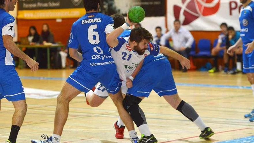 Pepe Camiña lanza a portería en el partido del sábado ante el Tolosa. // Gustavo Santos