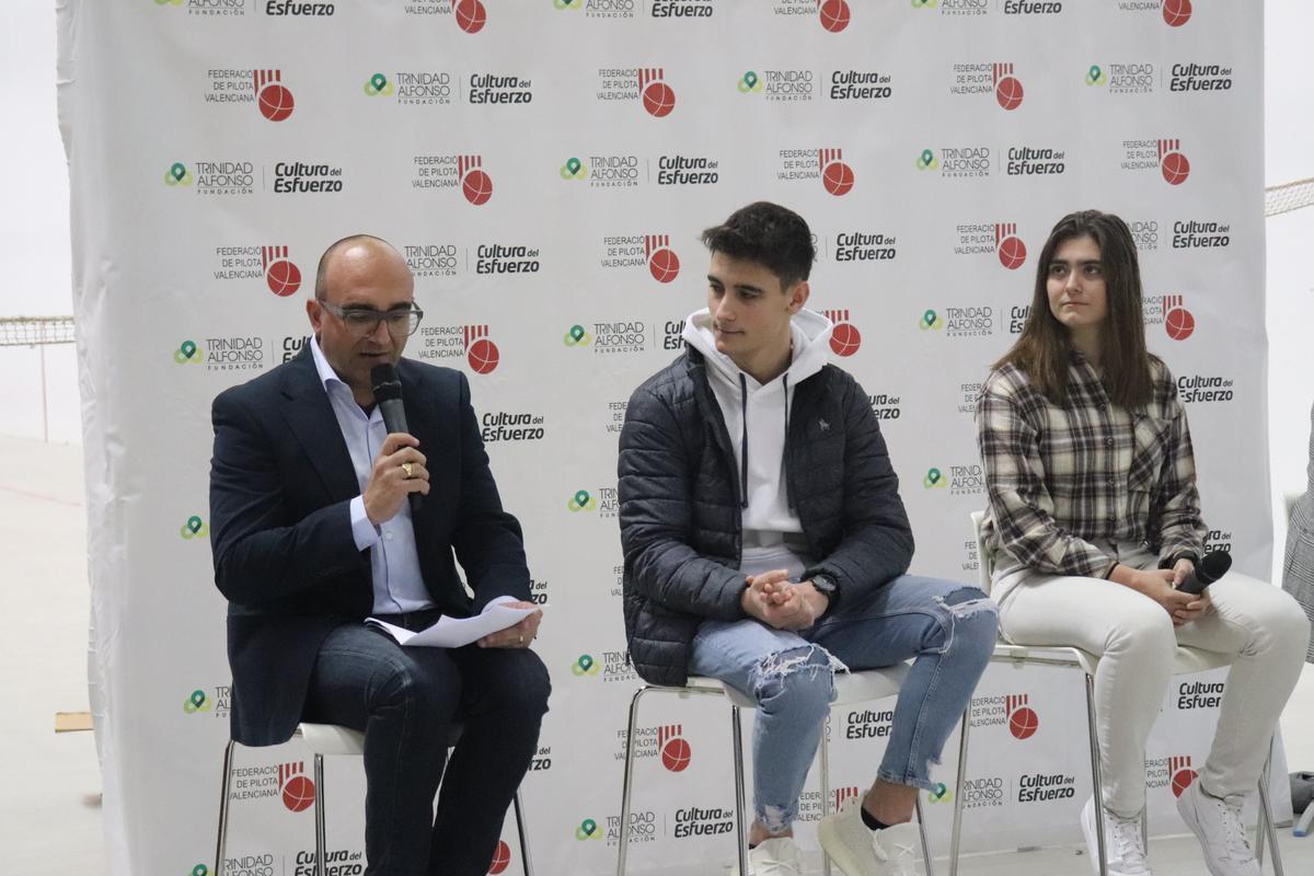 Vicent Molines, President de la Fedpival, acompanyat dels padrins de l'acte, Diego López i Ana Puertes