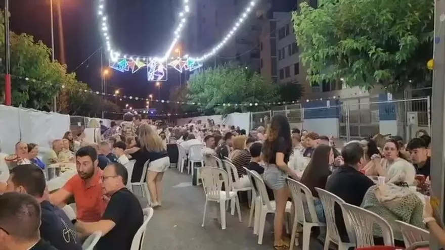 La hoguera Albufereta debuta con el racó lleno: "Somos gente de la Fiesta de toda la vida"