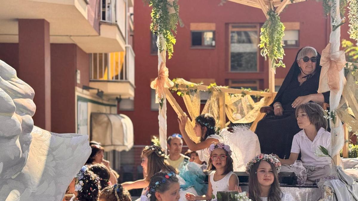 La desfilada de carrosses llueix a Puigcerdà amb tot el seu esplendor en els 140 anys de la Festa de l'Estany
