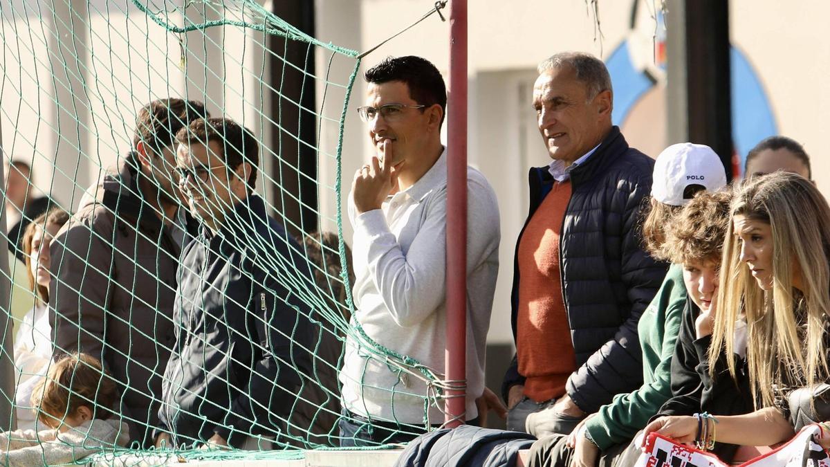 José Riestra, Israel Villaseñor y Joaquín Alonso, en el Pepe Quimarán, siguiendo al Sporting Atlético en su partido frente al Llanera de Tercera Federación.