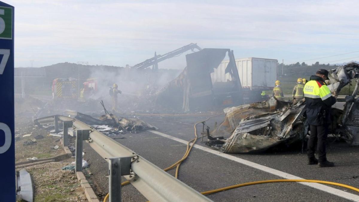 Uns bombers treballen entre les restes d’un accident, el passat mes de març