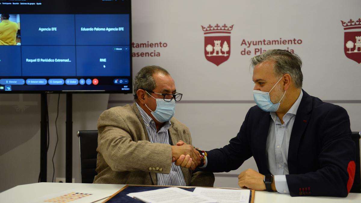 Apretón de manos de Manzano y Pizarro, tras la firma del protocolo de colaboración.