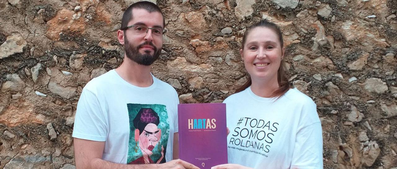 David García y Antònia Torelló posan con el libro ‘HARTAS’. | S.C.