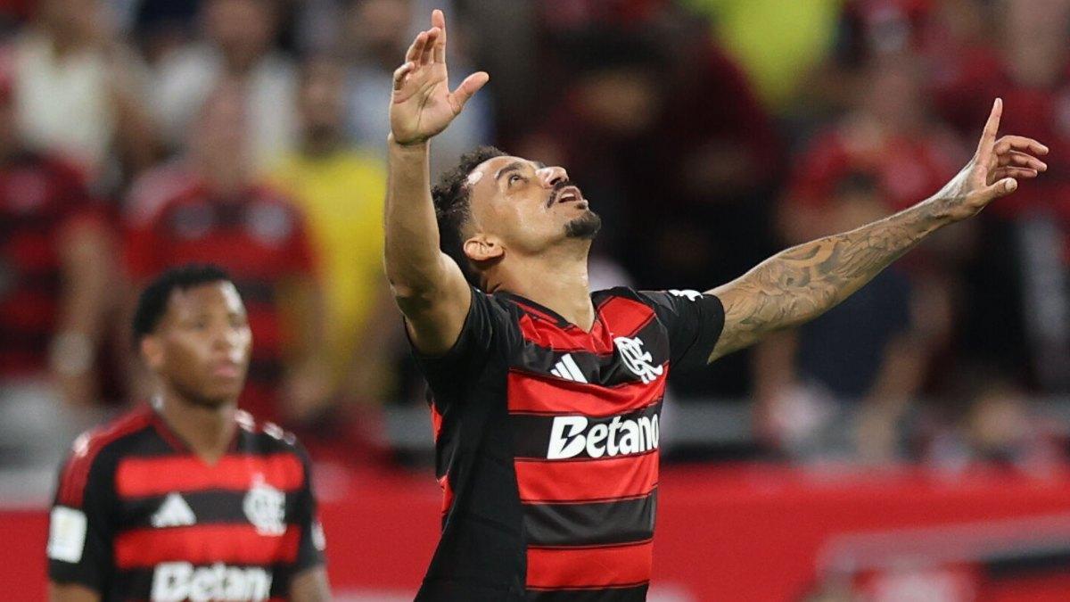 Danilo celebra su gol que ayudó al Flamengo a llegar a la final de la Intercontinental