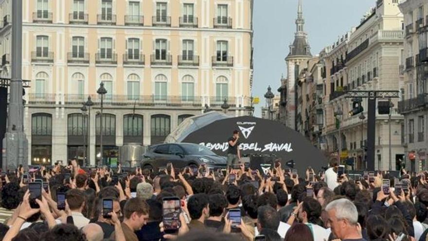 Guitarricadelafuente viste Madrid en la celebración del nuevo Cupra Raval