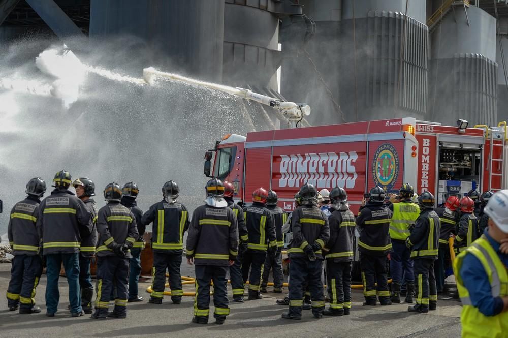 Simulacro de incendio en un buque en el Puerto de La Luz