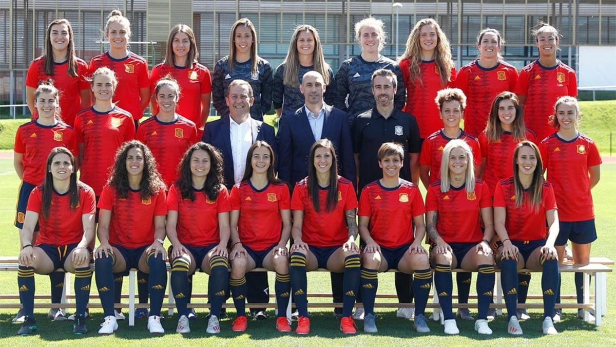 Luis Rubiales posa junto a las jugadoras de la Selección Española