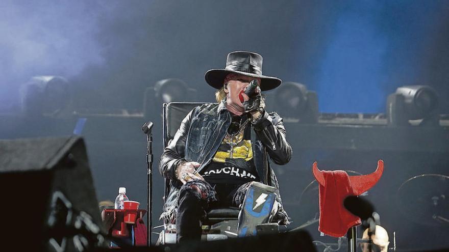 El vocalista de AC/DC, Axl Rose, durante el concierto en Lisboa. // Efe