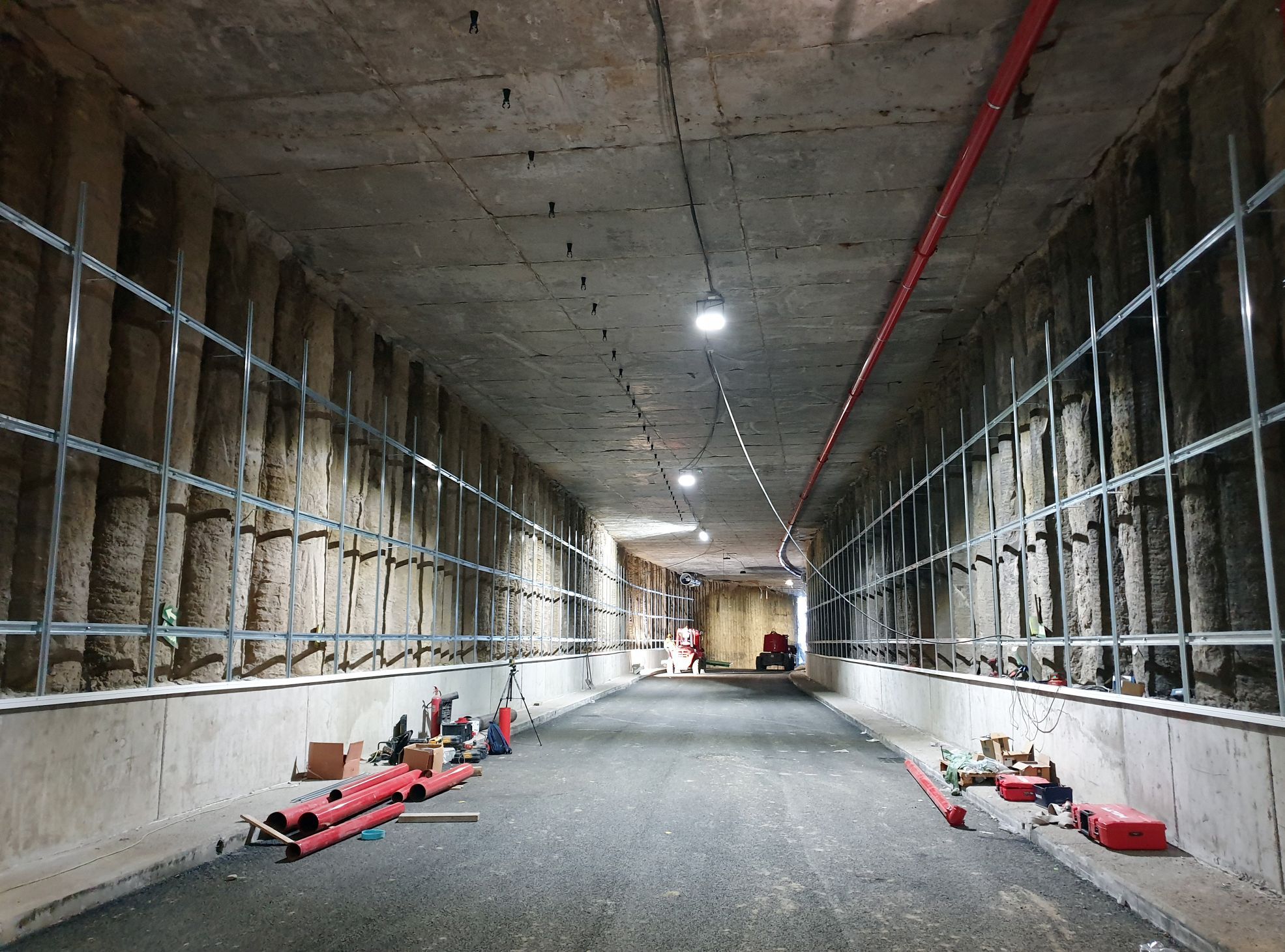 Abel Caballero inspecciona los avances en el túnel de Vialia hacia la AP-9