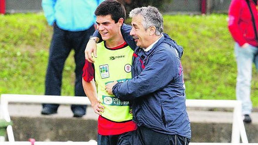 Manuel Preciado, abrazando a Sergio durante el entrenamiento de ayer.