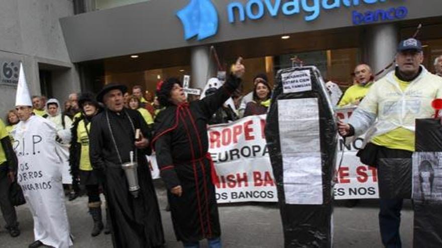 La marcha acabó en la sede central de Novagalicia Banco // GROBAS