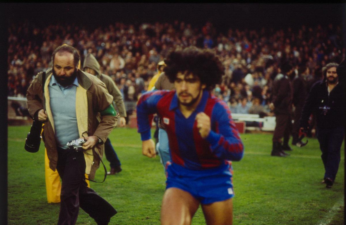 Maradona, saltando al césped del Camp Nou en el primer partido tras su lesión, un Barça-Sevilla