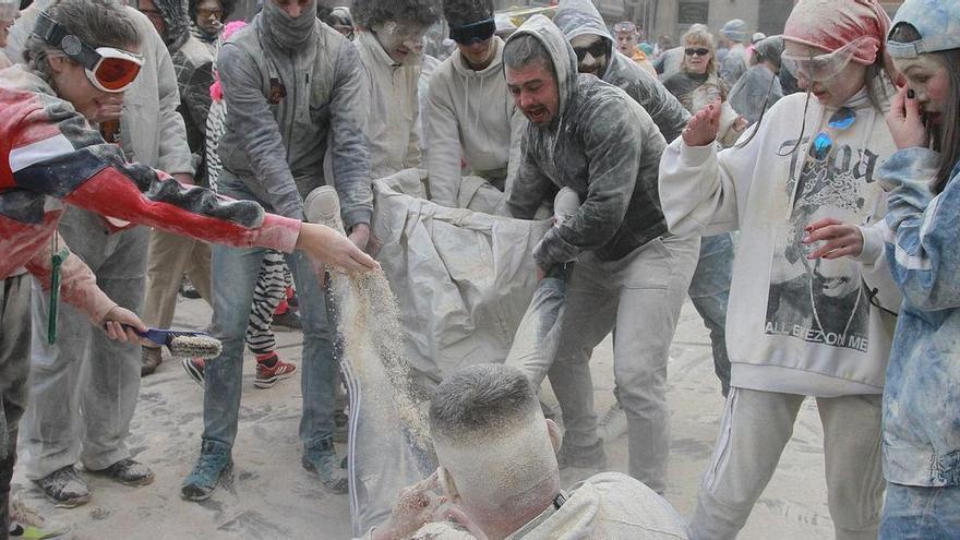 El fareleiro tiñe de blanco el Entroido