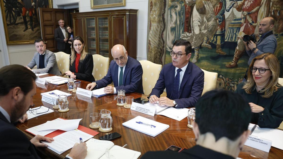 Óscar Puente toma notas en la reunión con el consejero Pablo Rodríguez, el presidente del Cabildo de Gran Canaria (centro), Antonio Morales, y la presidenta del Cabildo de Tenerife, Rosa Dávila (derecha)