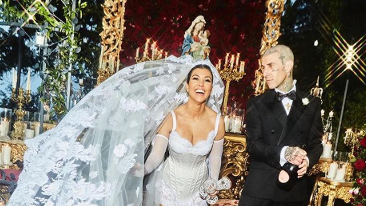 El velo de Kourtney Kardashian tenía un mensaje escondido y... ¡La virgen de Travis Barker!