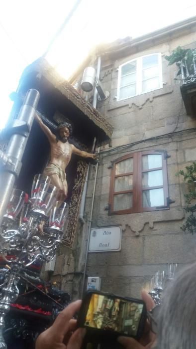 La imagen del Cristo de la Victoria llega a O Berbés.