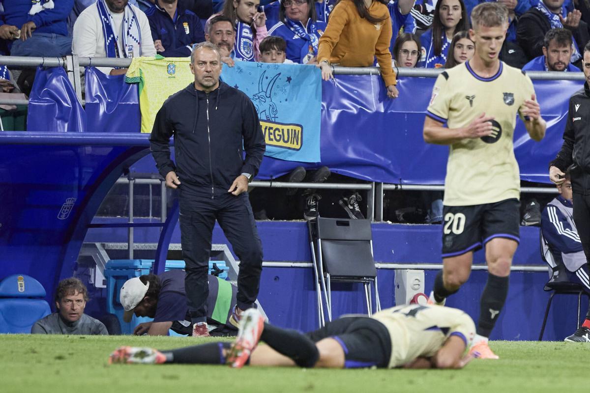Hansi Flick en el partido ante el Oviedo.