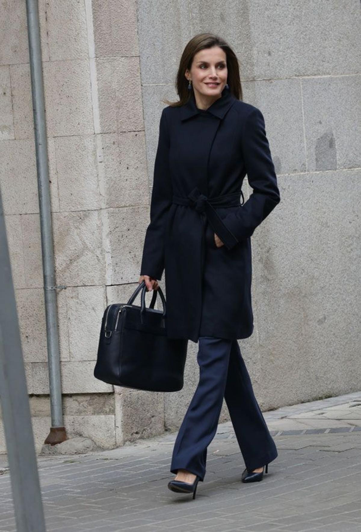 Letizia Ortiz en su vuelta al trabajo con look azul