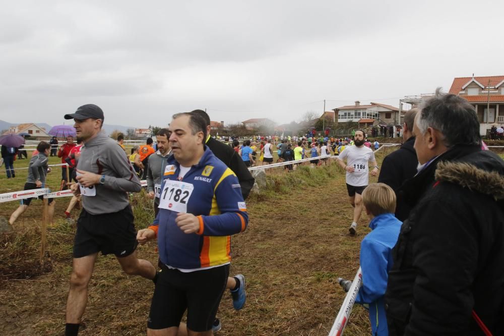 Cientos de corredores en el Trofeo San Miguel de Oia.