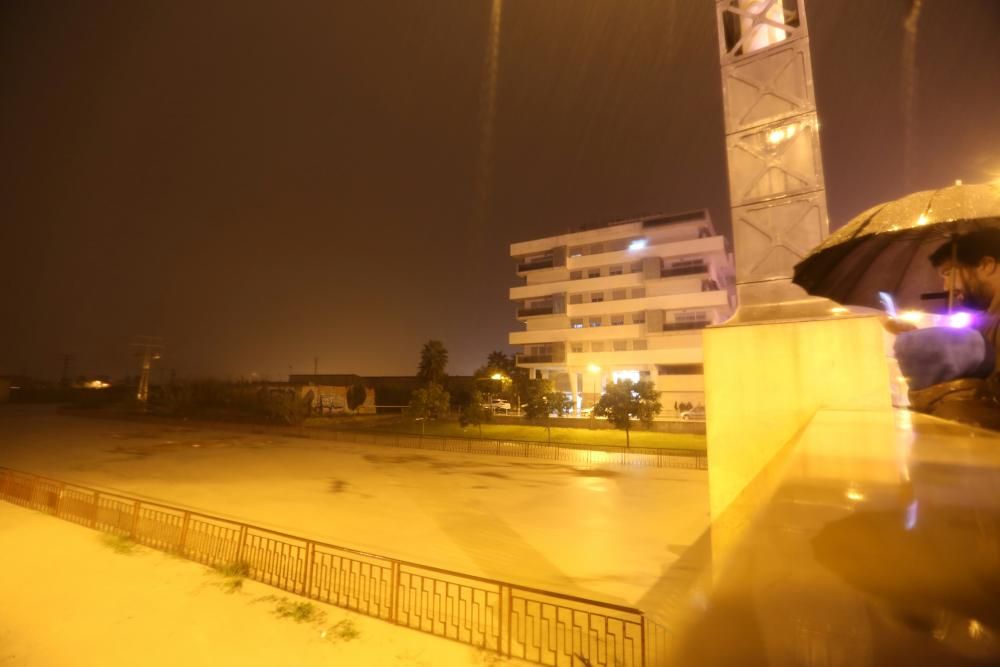 El agua se desborda en Puente del Rey