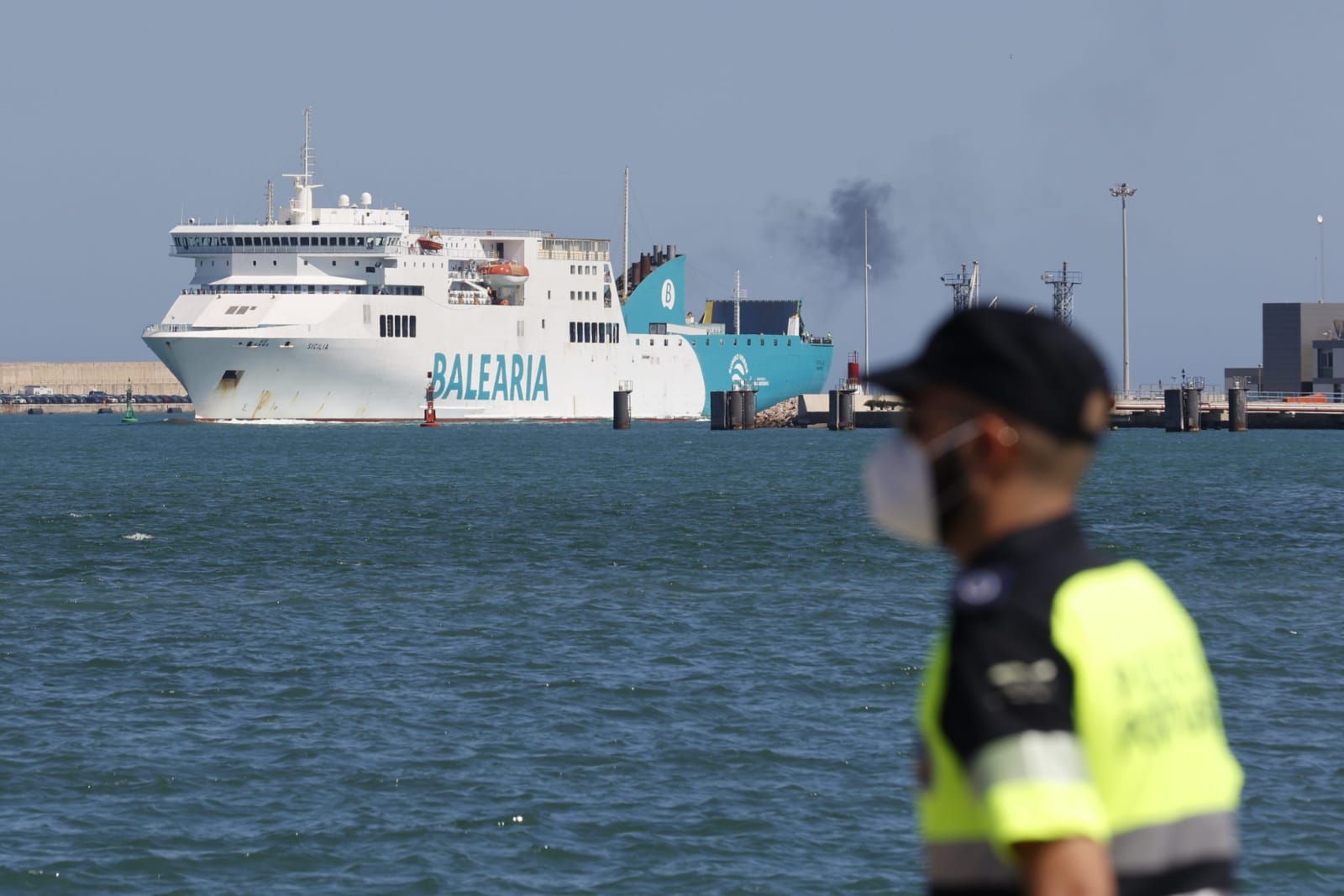 Los jóvenes del macrobrote de Mallorca desembarcan en València