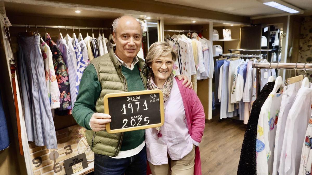José Antonio Armesto y Ana Catalina de Gabarcena, en su tienda Aral de la avenida Argentina de La Calzada | MARCOS LEÓN