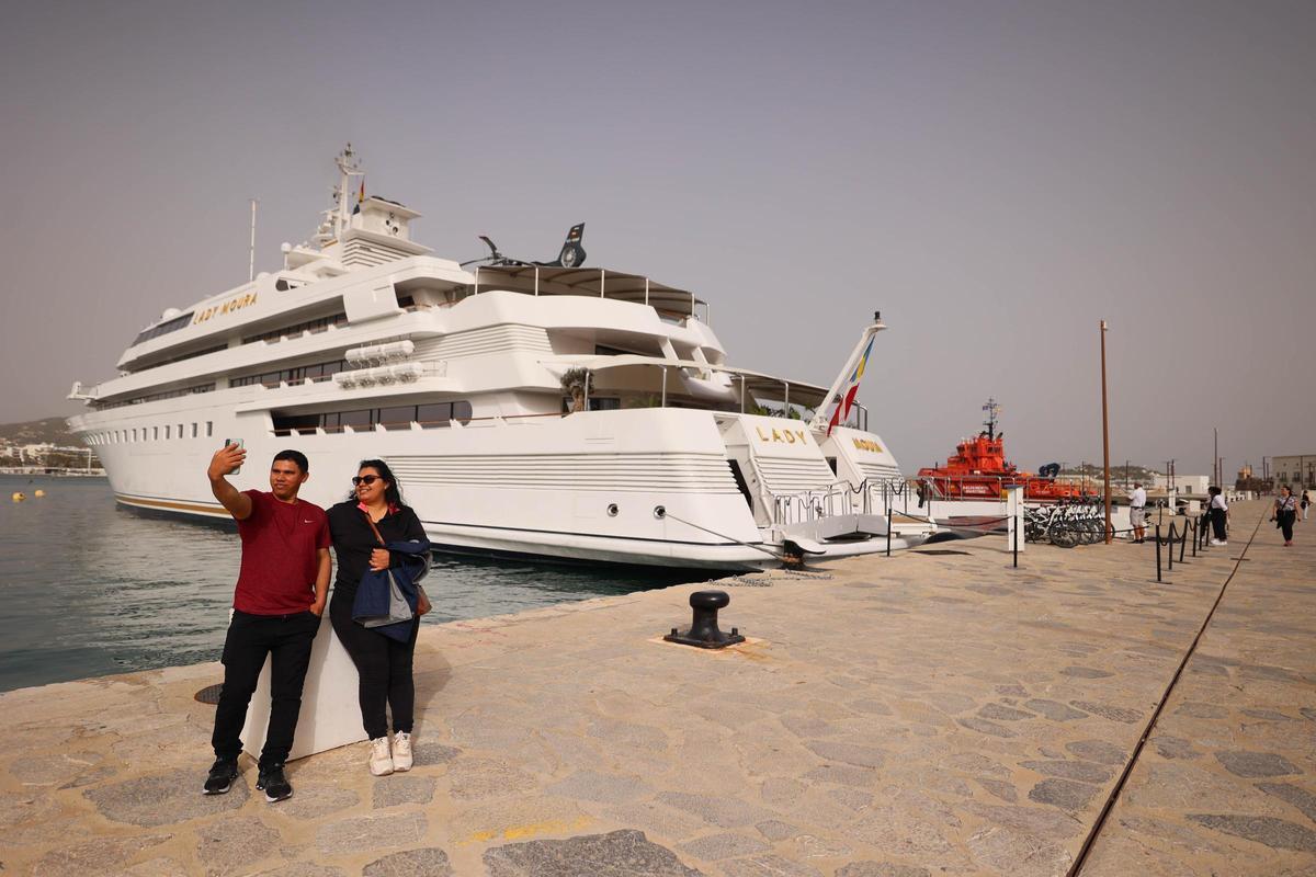 El megayate 'Lady Moura' estrena la temporada en la nueva marina del puerto de Ibiza
