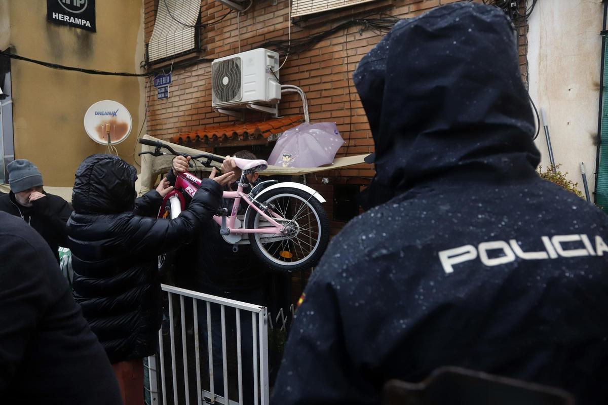 Desahucio en el Puerto de la Torre de una mujer y su hija de 8 años