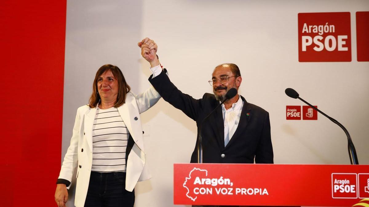 Los socialistas Javier Lambán y Lola Ranera.